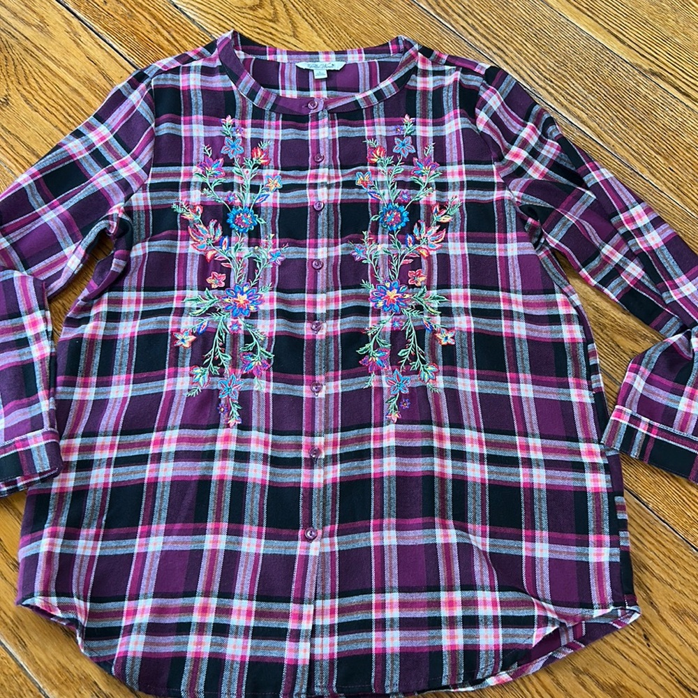 The Pioneer Woman pink/purple plaid button front top with embroidery. Size Large